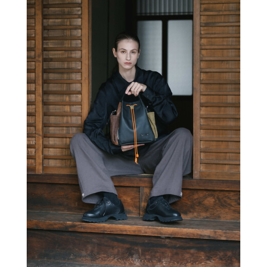 異なる種類のレザーのコンビネーション Remix Leather ショルダーバッグ