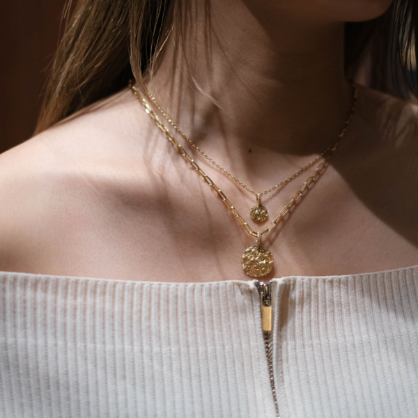COIN CHARM | ひとつのチャームに、ふたつの表情